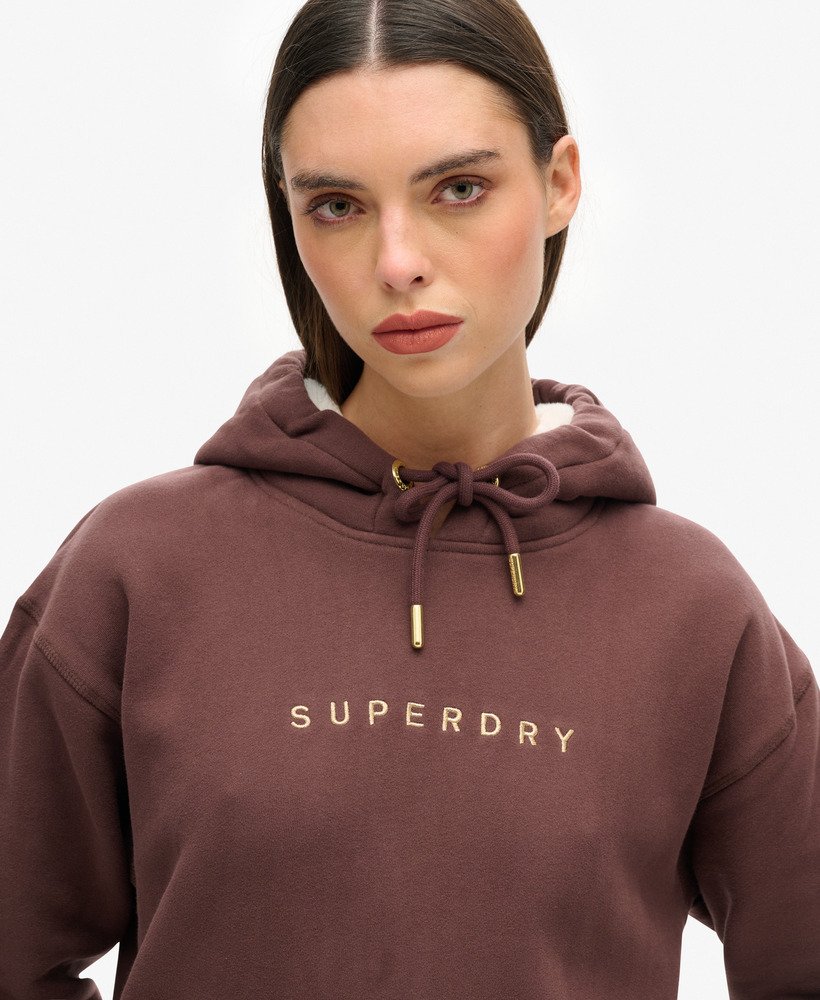 vestido com capuz luxuoso com logo metálico na cor marrom torrado francês
