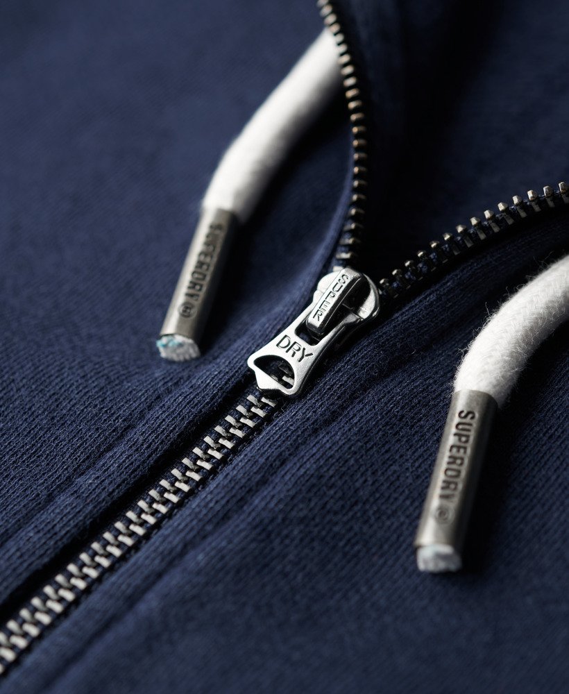 moletom com zíper e detalhes bordados em azul marinho intenso.
