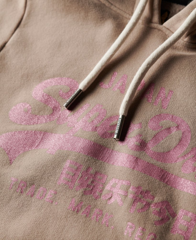 moletom com capuz e estampa vintage metálica com logo em tecido slub bege escuro.