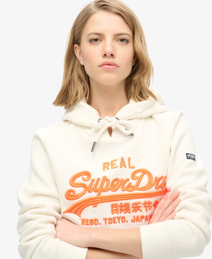 moletom com capuz e estampa bordada com logo vintage neon na cor branco inverno