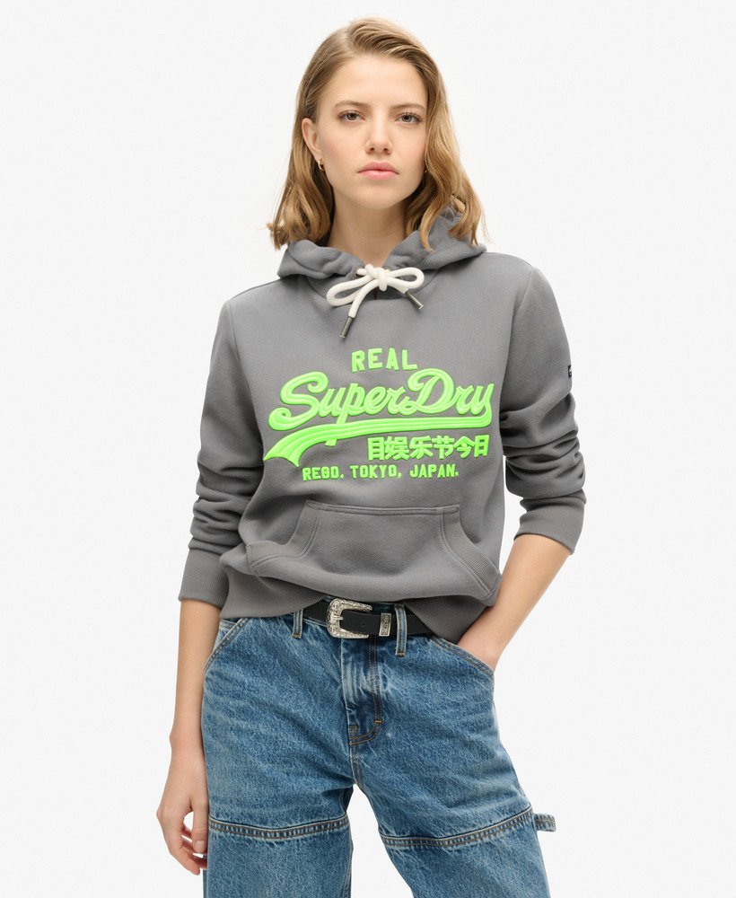 moletom com capuz e estampa bordada com logo vintage neon na cor cinza médio.