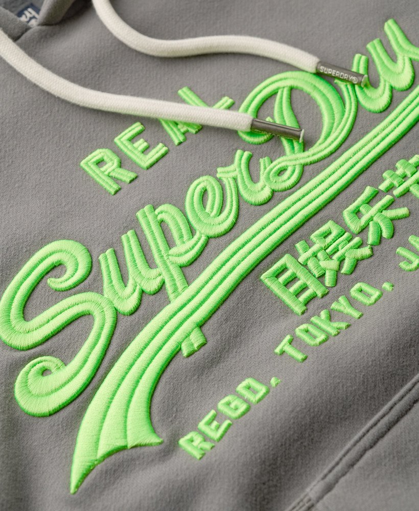 moletom com capuz e estampa bordada com logo vintage neon na cor cinza médio.