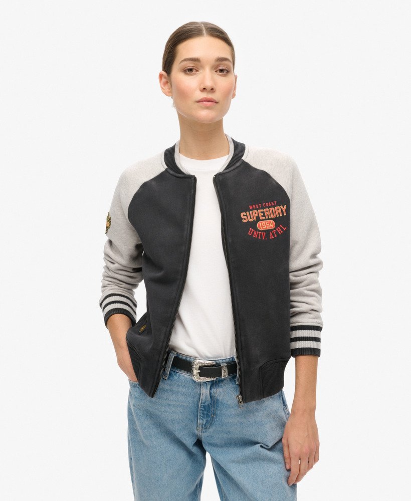 jaqueta bomber preta com estampa de script universitário