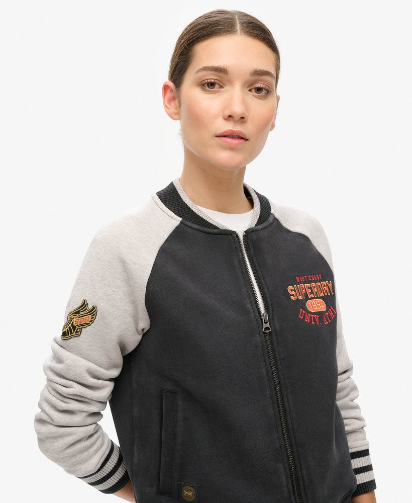 jaqueta bomber preta com estampa de script universitário