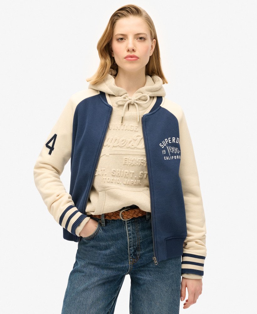 jaqueta bomber de malha com estampa de script universitário na cor azul marinho atlântico