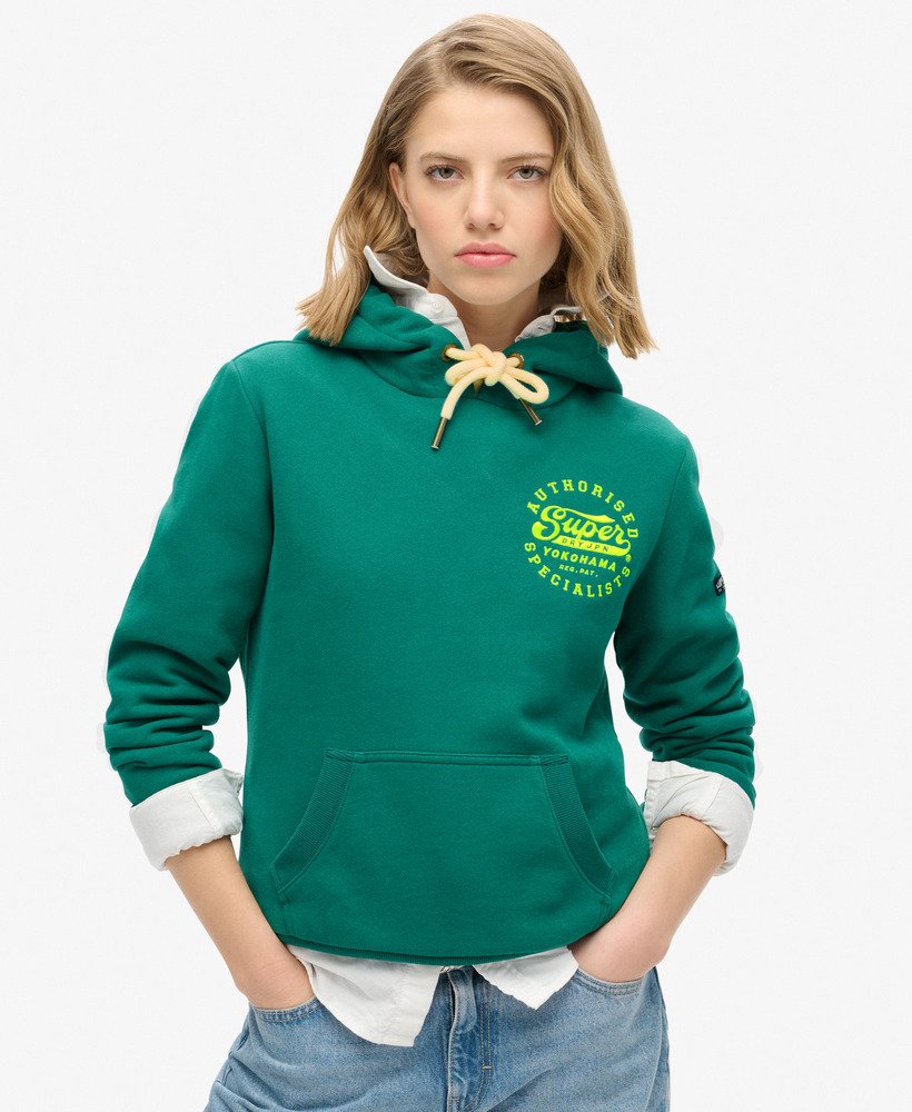 moletom com capuz e estampa bordada em neon na cor verde tempestade.