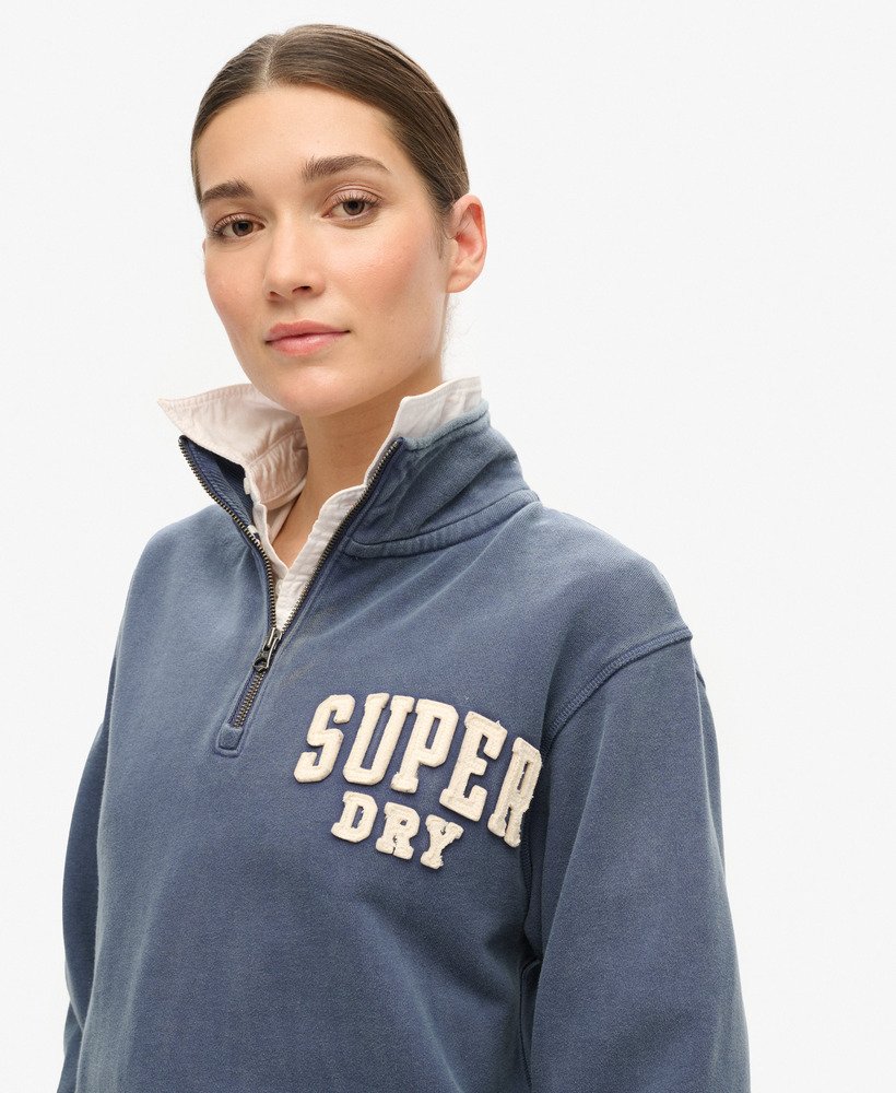 moletom athletic essentials com meio zíper e apliques na cor azul marinho.