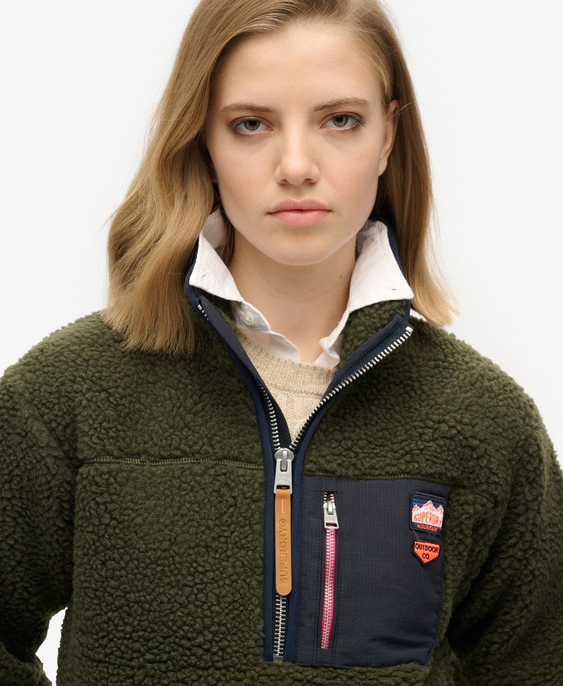 suéter de lã vintage retrô com meio zíper na cor verde cáqui militar.