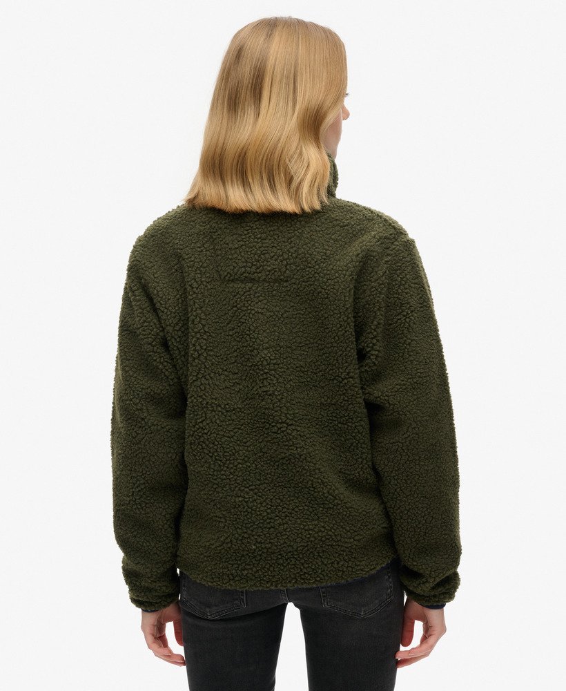 suéter de lã vintage retrô com meio zíper na cor verde cáqui militar.