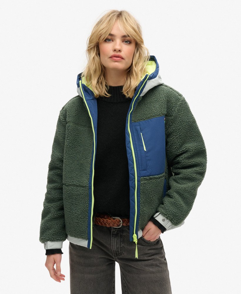 jaqueta vintage com capuz em sherpa na cor cáqui louro.