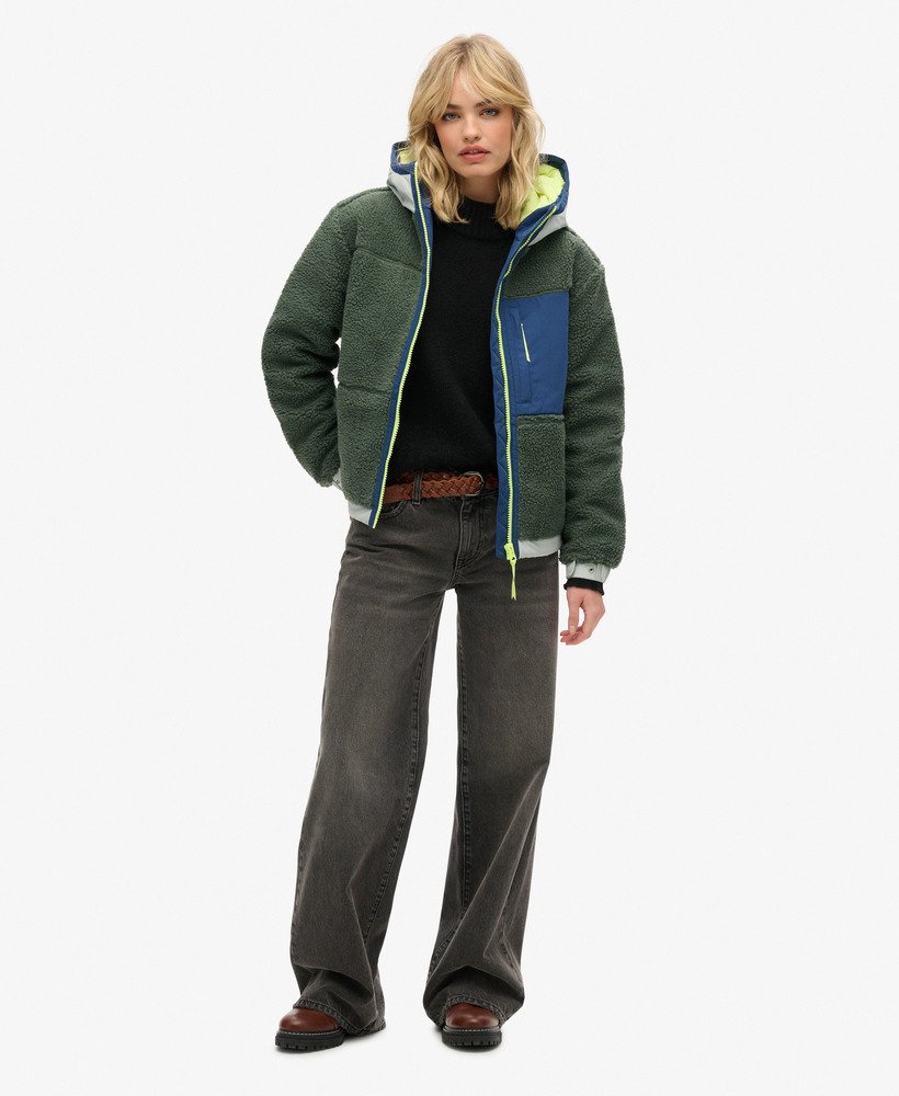 jaqueta vintage com capuz em sherpa na cor cáqui louro.