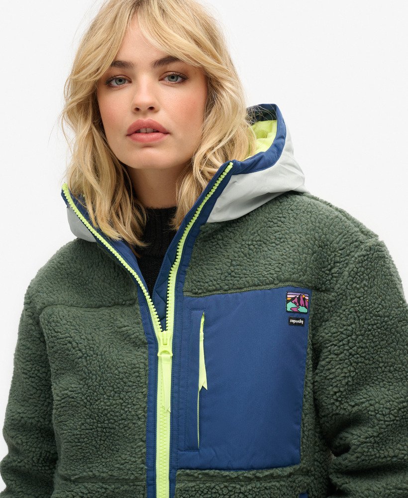 jaqueta vintage com capuz em sherpa na cor cáqui louro.