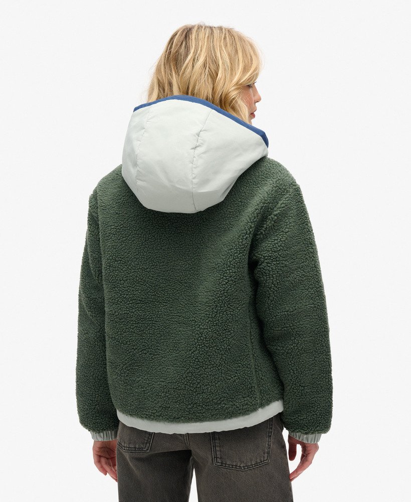 jaqueta vintage com capuz em sherpa na cor cáqui louro.