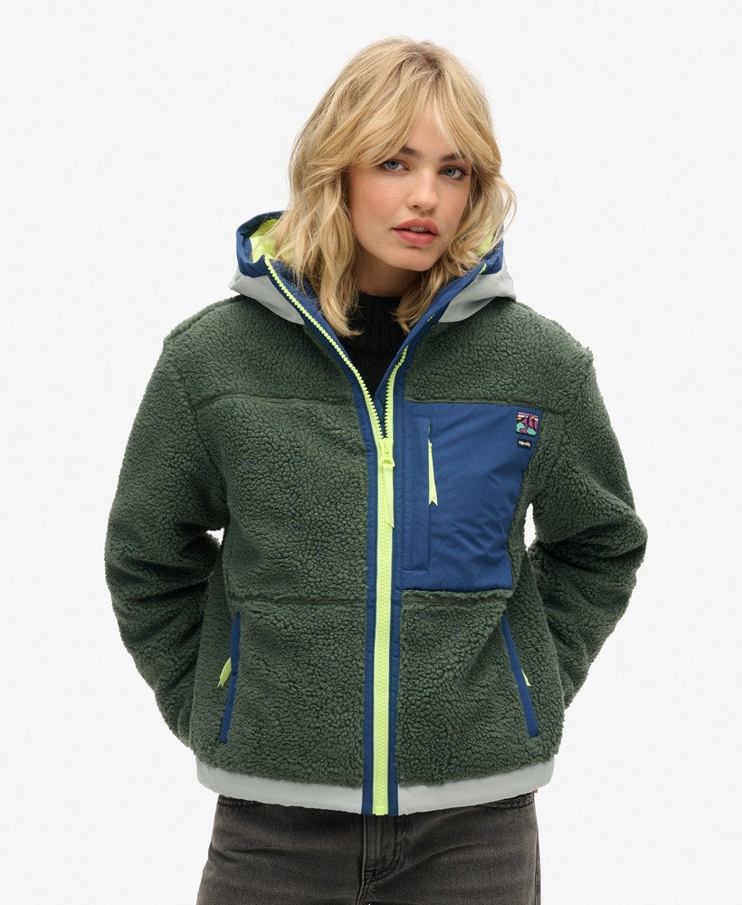 jaqueta vintage com capuz em sherpa na cor cáqui louro.