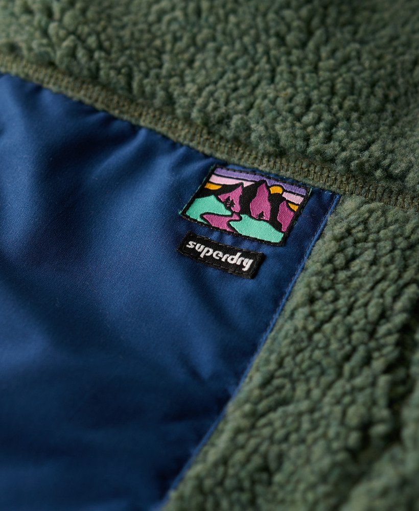 jaqueta vintage com capuz em sherpa na cor cáqui louro.
