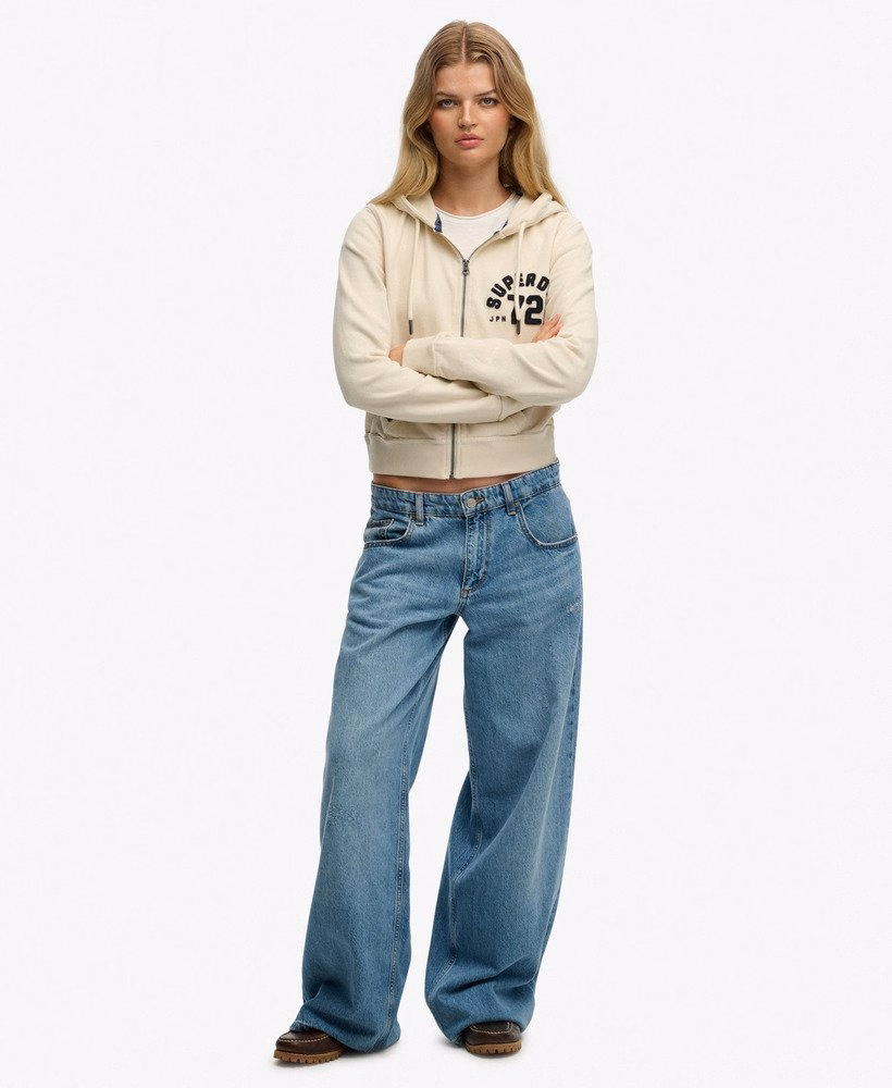 Moletom cropped com zíper, estilo esportivo e descontraído.