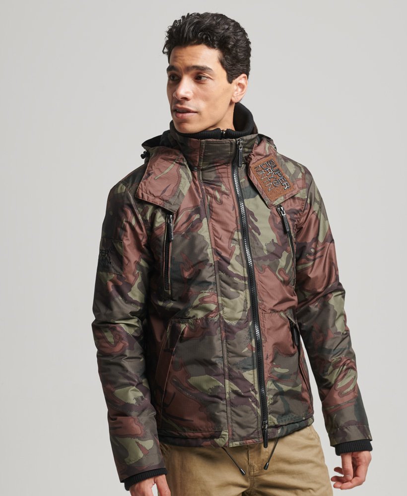jaqueta corta-vento mountain sd em camuflagem militar.
