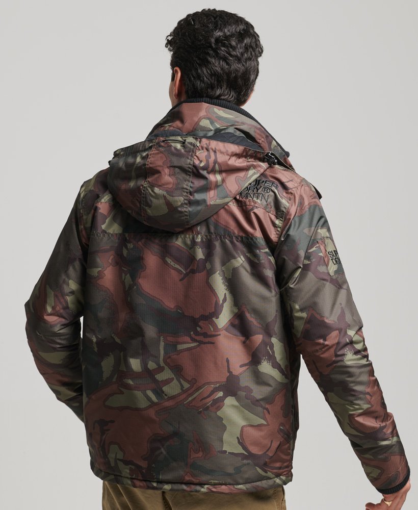 jaqueta corta-vento mountain sd em camuflagem militar.