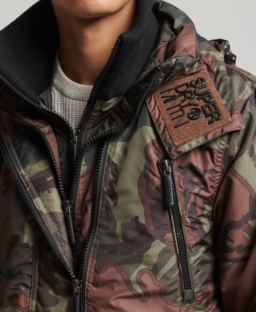 jaqueta corta-vento mountain sd em camuflagem militar.