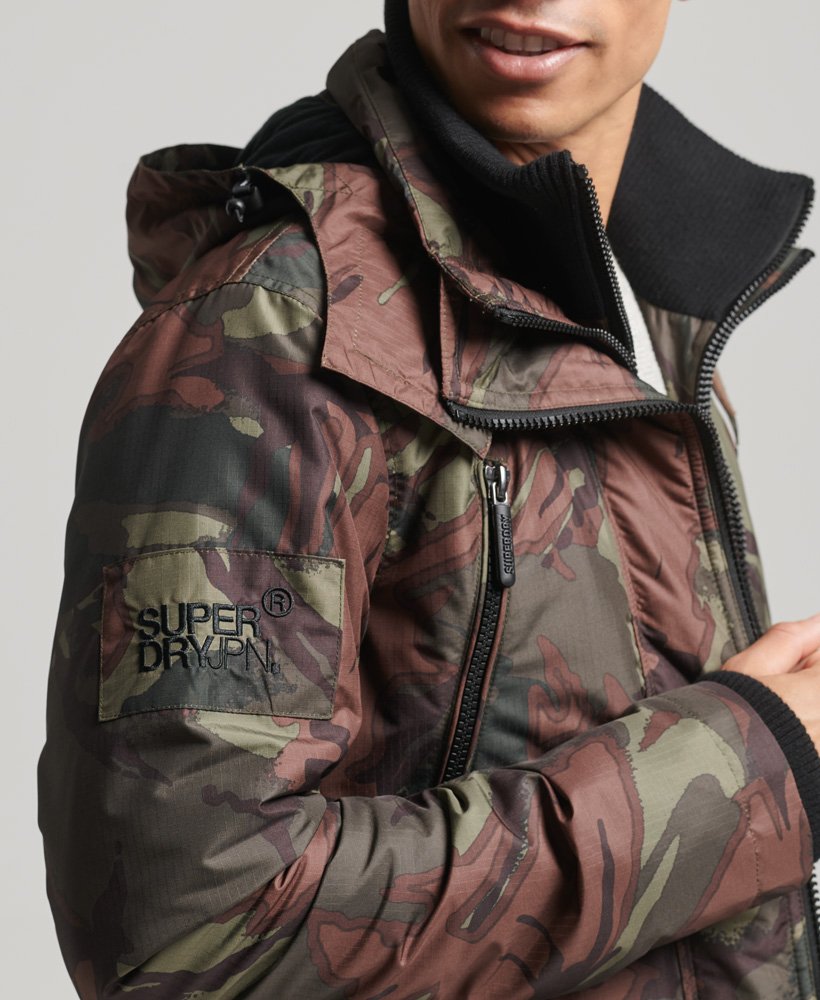 jaqueta corta-vento mountain sd em camuflagem militar.