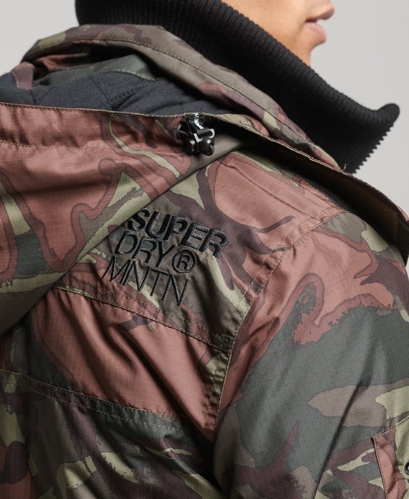 jaqueta corta-vento mountain sd em camuflagem militar.