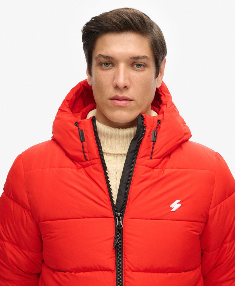 jaqueta esportiva puffer com capuz na cor vermelho vibrante