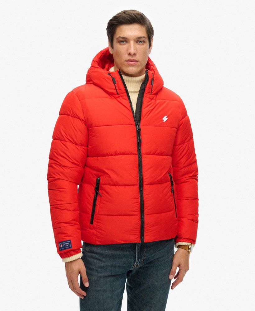 jaqueta esportiva puffer com capuz na cor vermelho vibrante