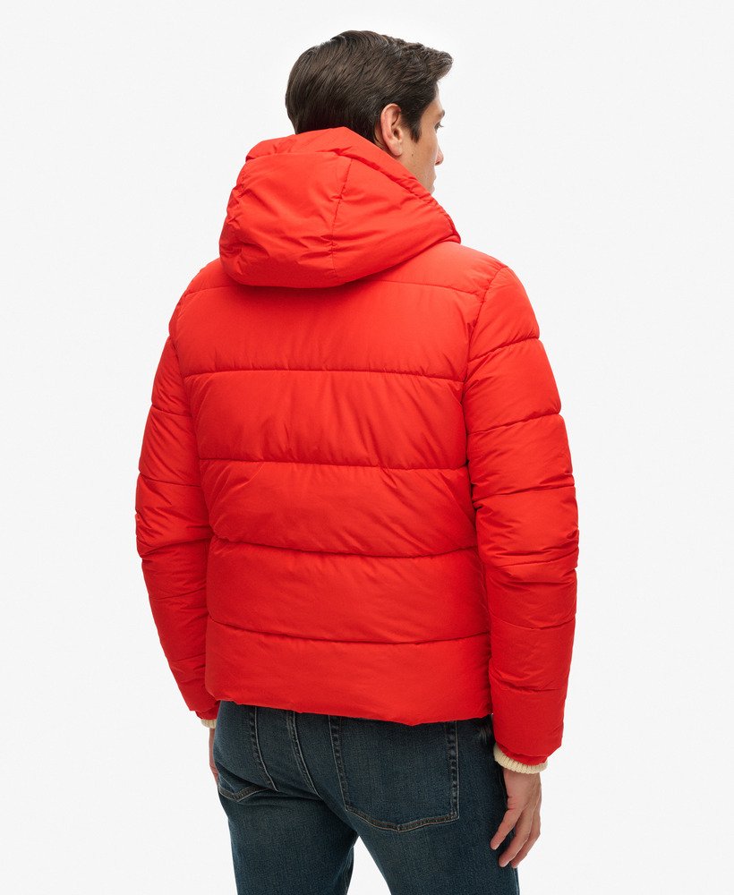 jaqueta esportiva puffer com capuz na cor vermelho vibrante