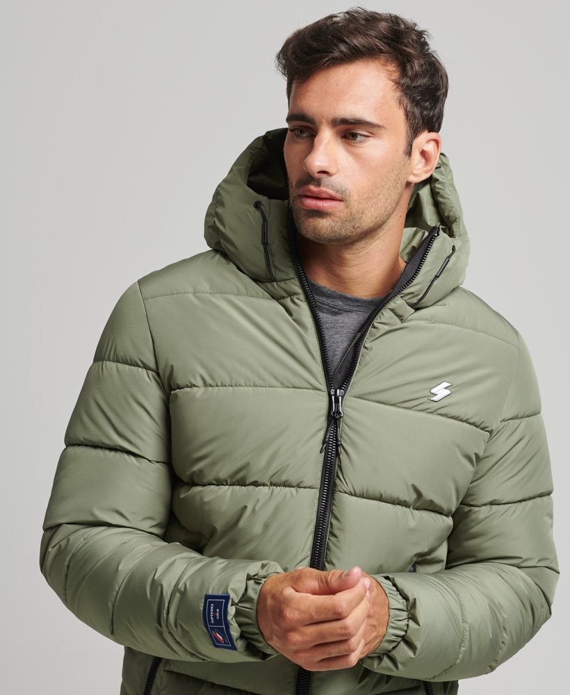 jaqueta esportiva puffer com capuz na cor verde-oliva.