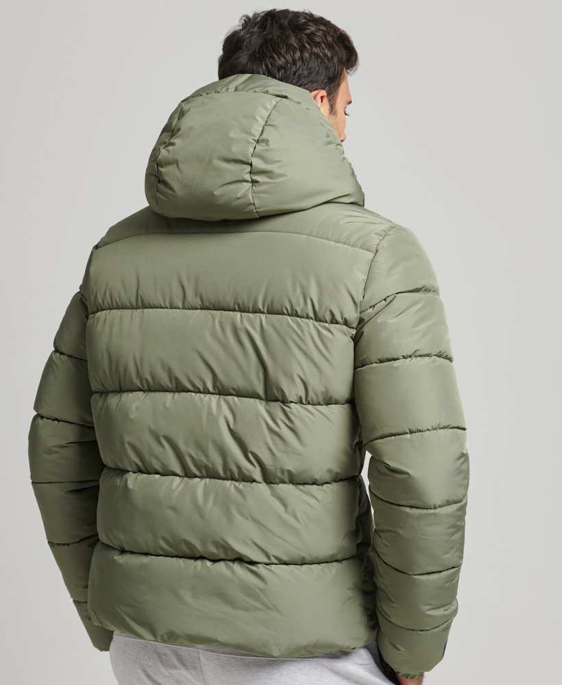 jaqueta esportiva puffer com capuz na cor verde-oliva.