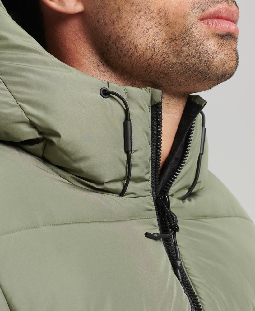jaqueta esportiva puffer com capuz na cor verde-oliva.