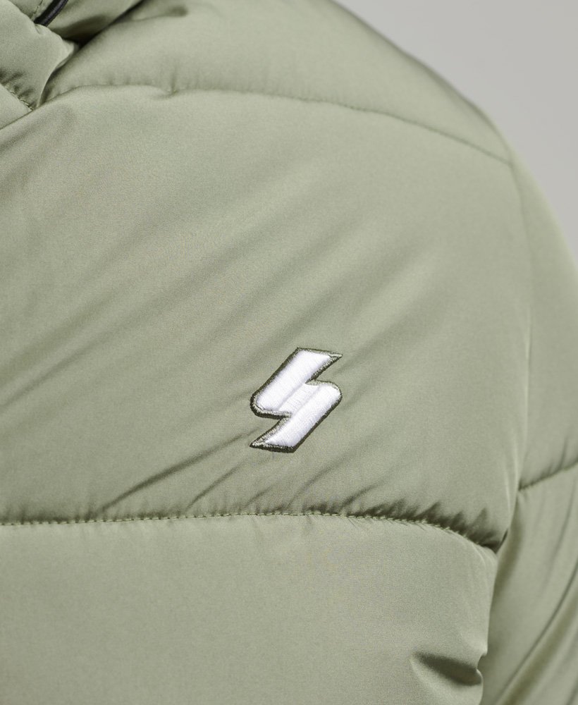 jaqueta esportiva puffer com capuz na cor verde-oliva.