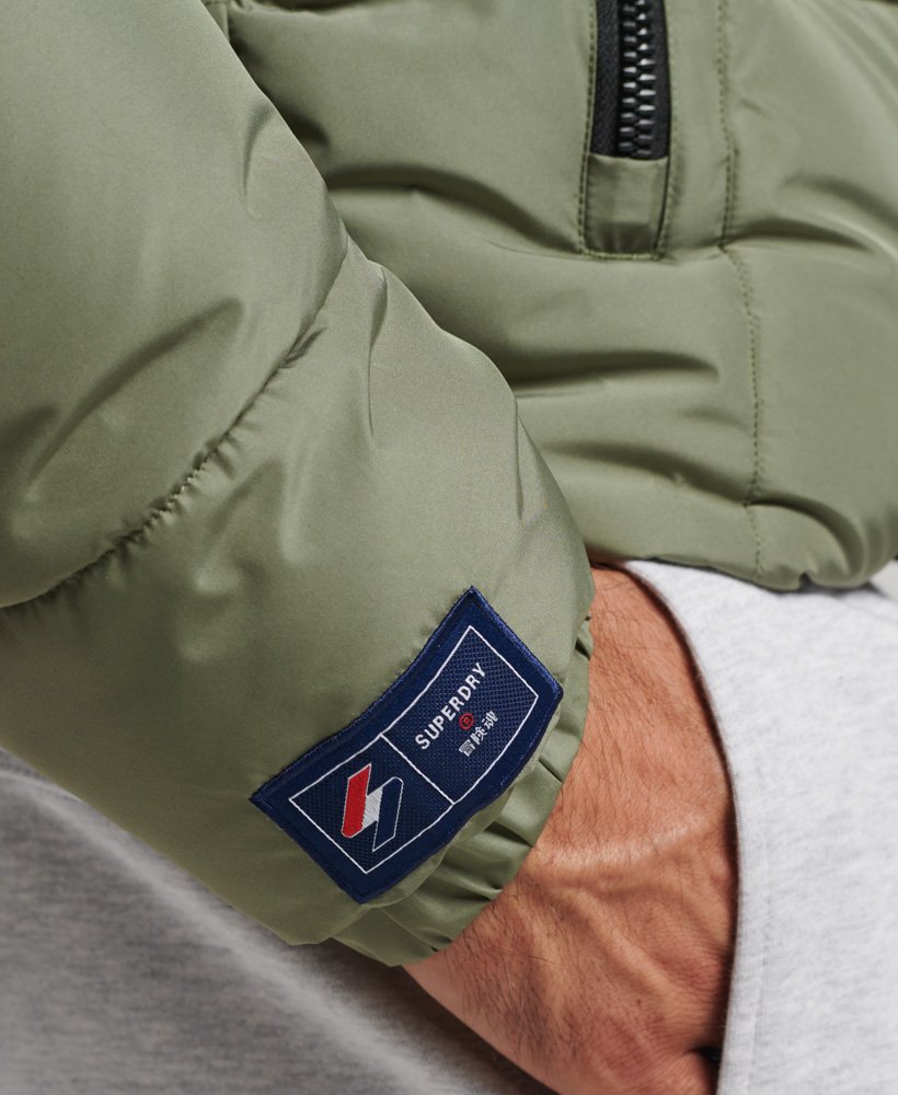 jaqueta esportiva puffer com capuz na cor verde-oliva.