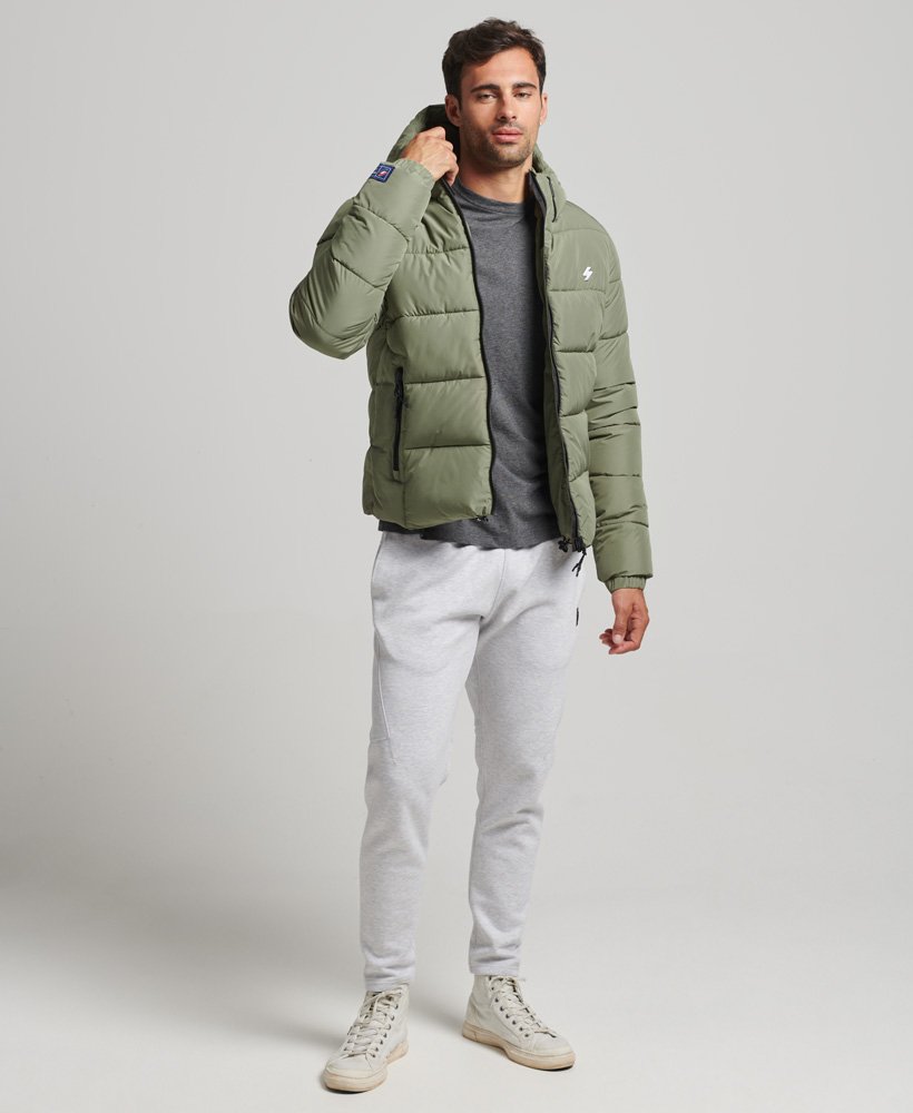 jaqueta esportiva puffer com capuz na cor verde-oliva.
