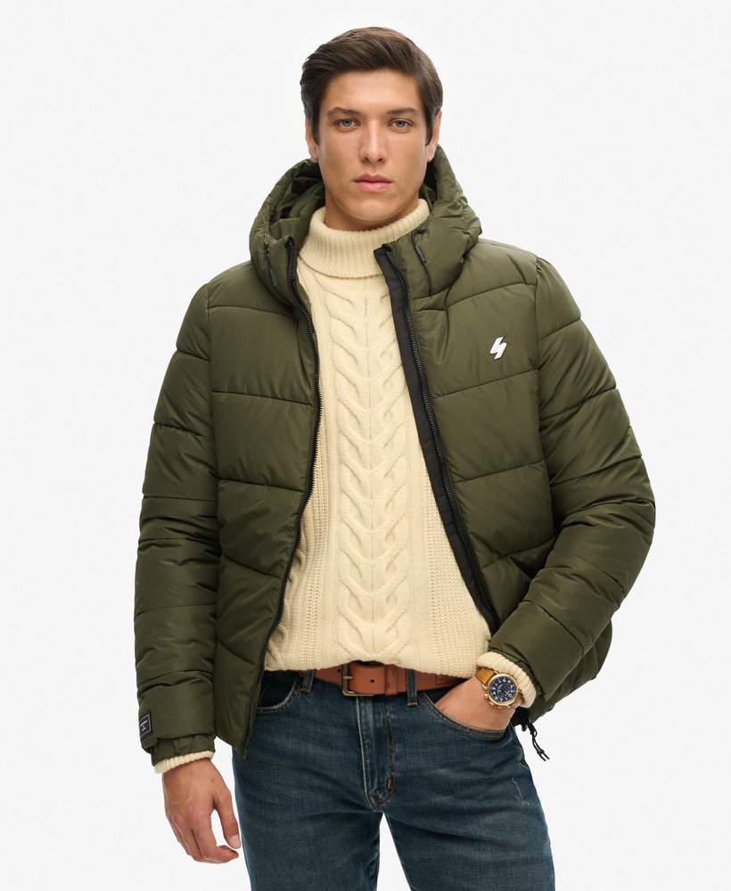 jaqueta esportiva puffer com capuz na cor musgo escuro