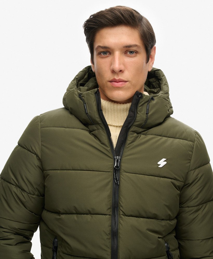 jaqueta esportiva puffer com capuz na cor musgo escuro
