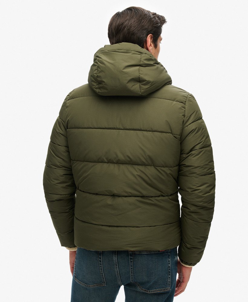 jaqueta esportiva puffer com capuz na cor musgo escuro