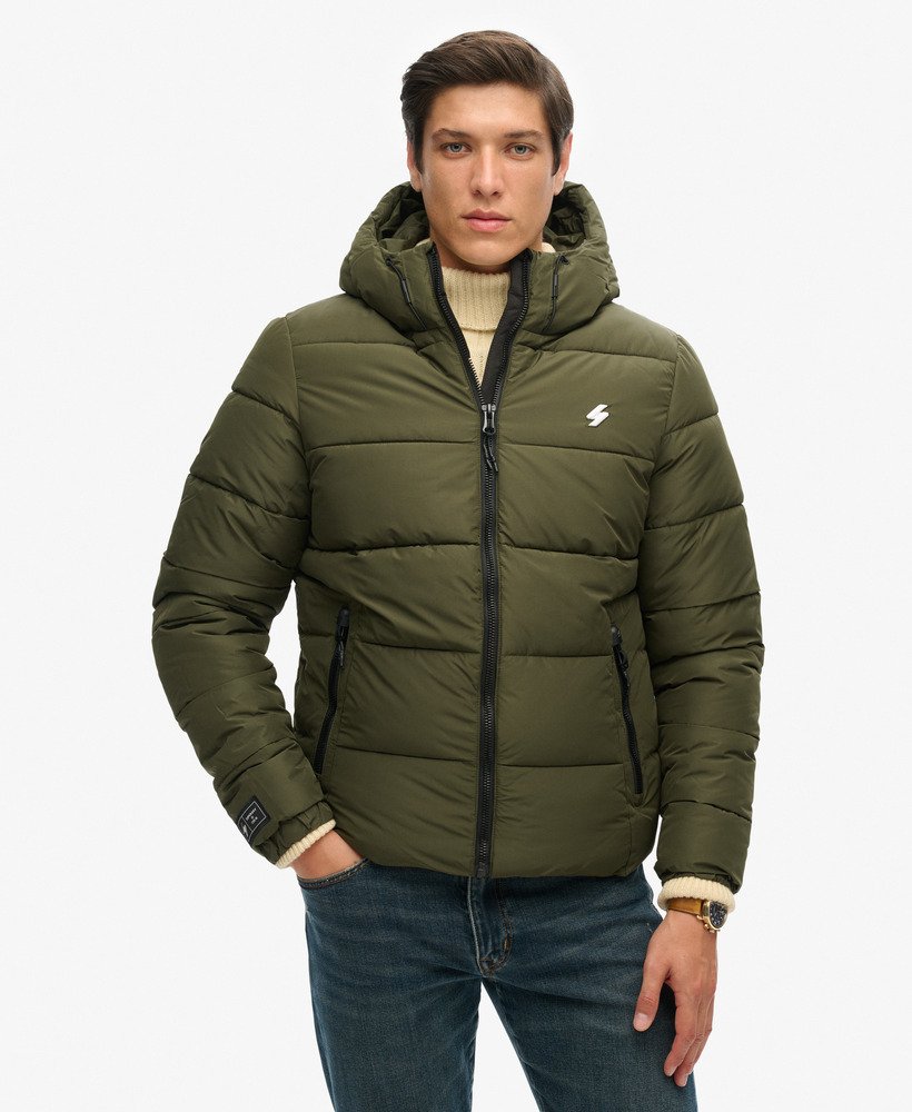 jaqueta esportiva puffer com capuz na cor musgo escuro