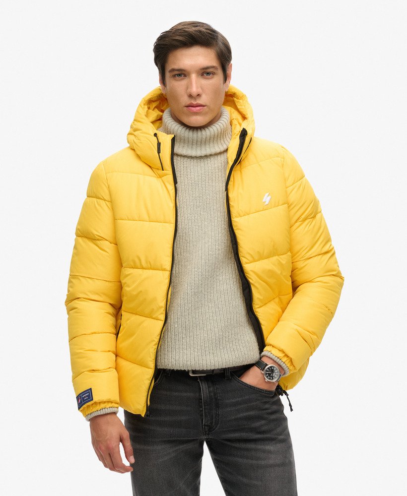 jaqueta esportiva puffer com capuz na cor verde limão.