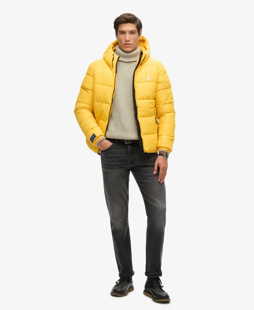 jaqueta esportiva puffer com capuz na cor verde limão.