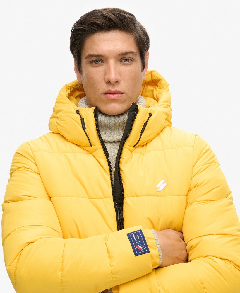 jaqueta esportiva puffer com capuz na cor verde limão.