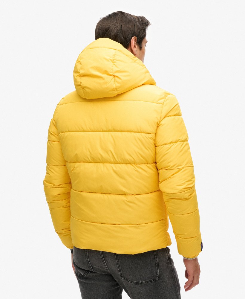 jaqueta esportiva puffer com capuz na cor verde limão.