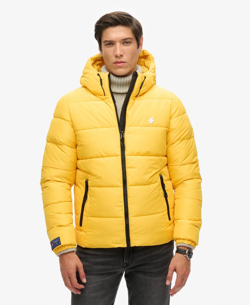 jaqueta esportiva puffer com capuz na cor verde limão.