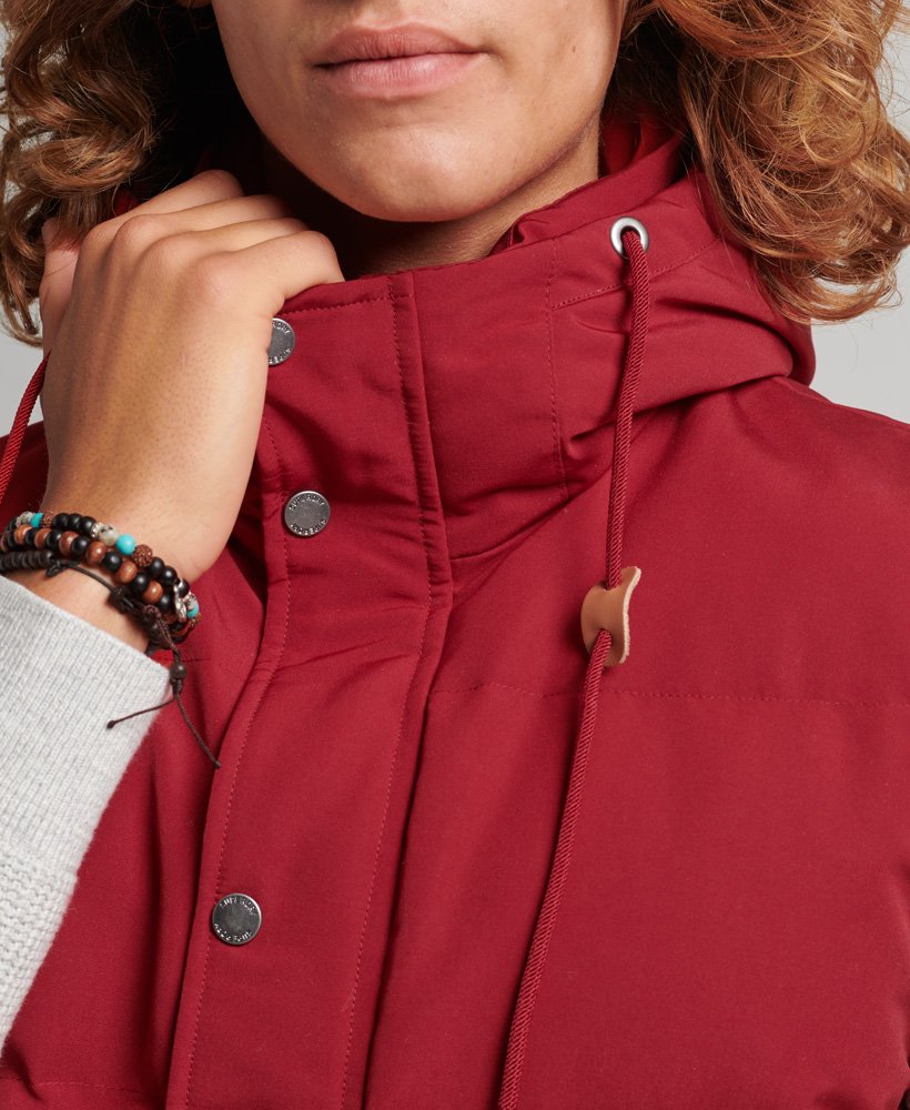 colete acolchoado com capuz everest na cor vermelho escuro