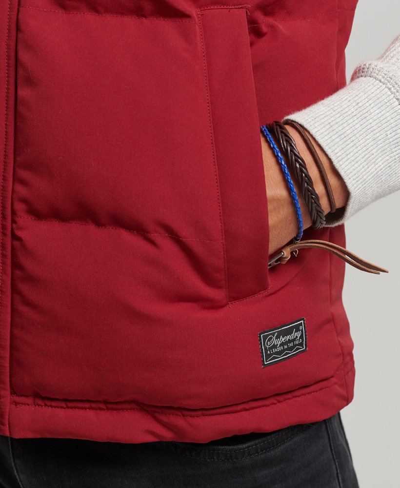 colete acolchoado com capuz everest na cor vermelho escuro