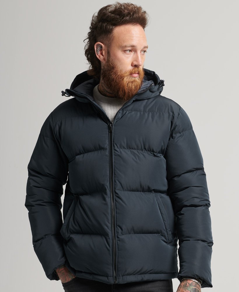 casaco puffer curto na cor azul marinho eclipse
