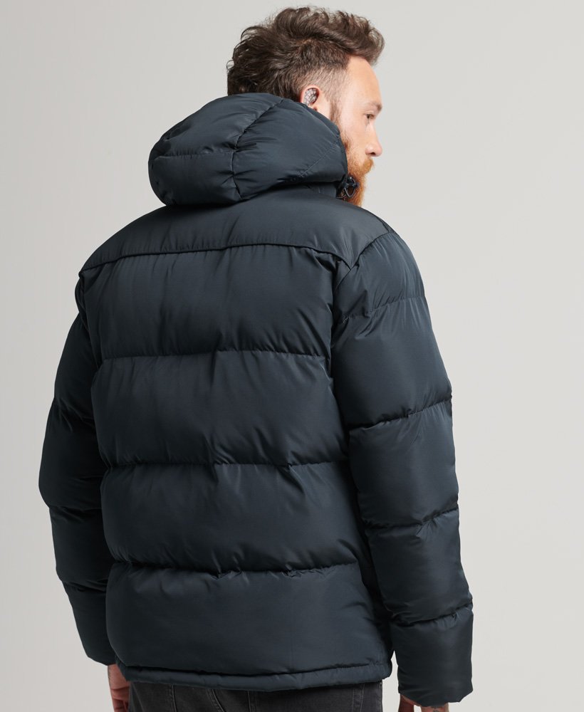 casaco puffer curto na cor azul marinho eclipse