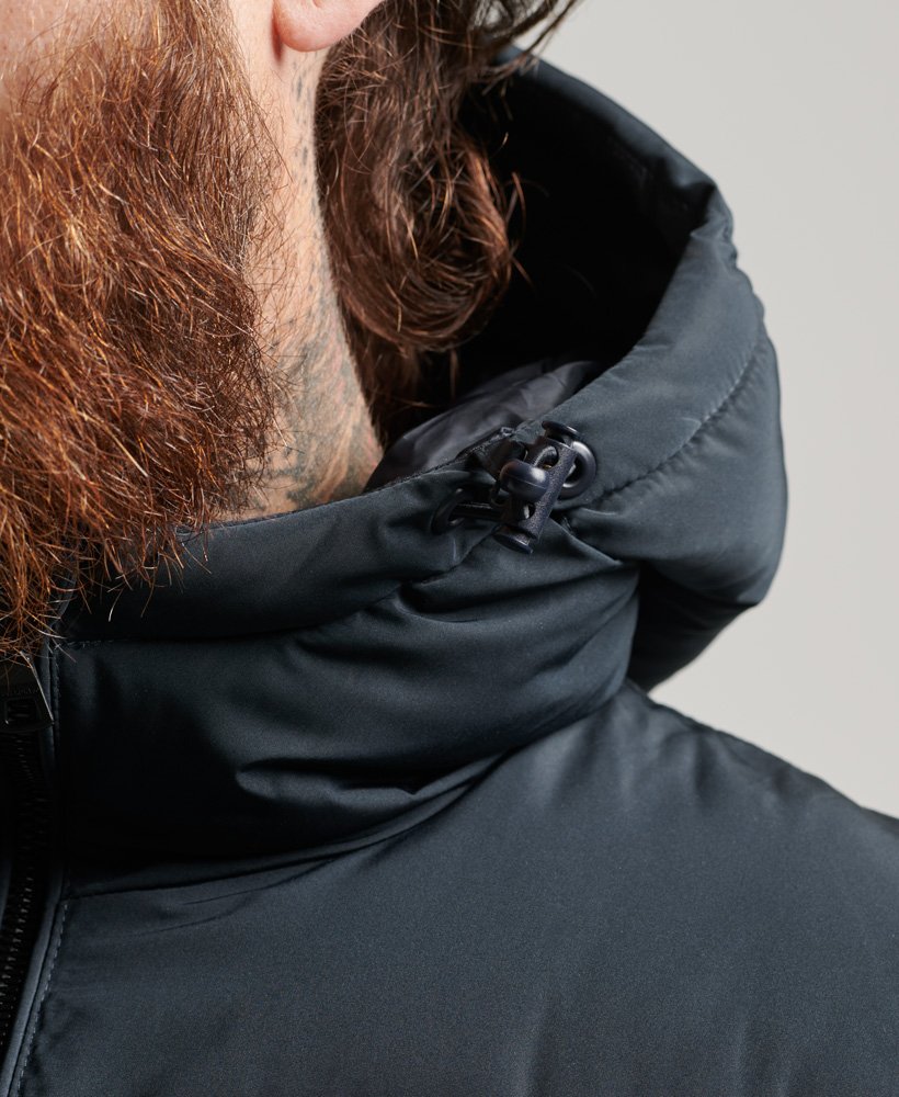casaco puffer curto na cor azul marinho eclipse