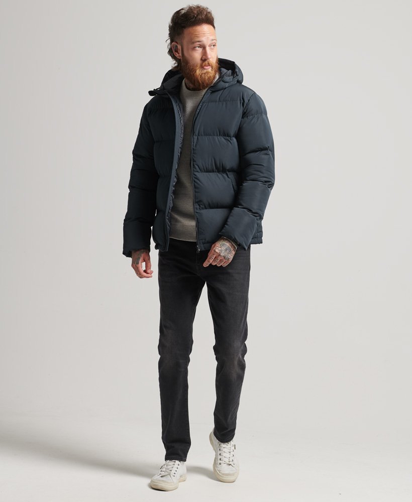 casaco puffer curto na cor azul marinho eclipse