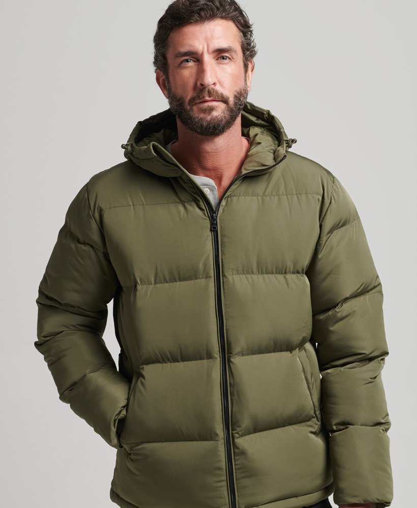 casaco puffer curto na cor cáqui lavado.